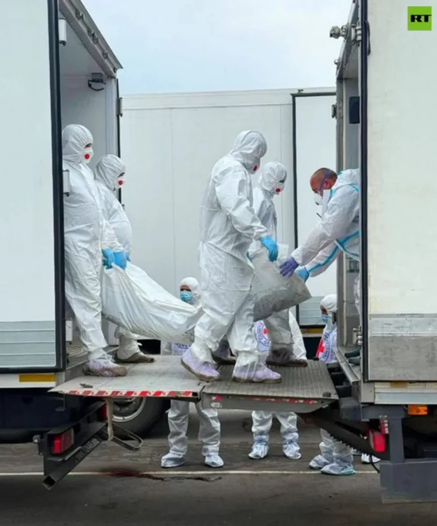 Trupuri ale soldaților ucraineni uciși în războiul cu Rusia, repatriate. Imagini cu transportul și echipele îmbrăcate în salopete albe