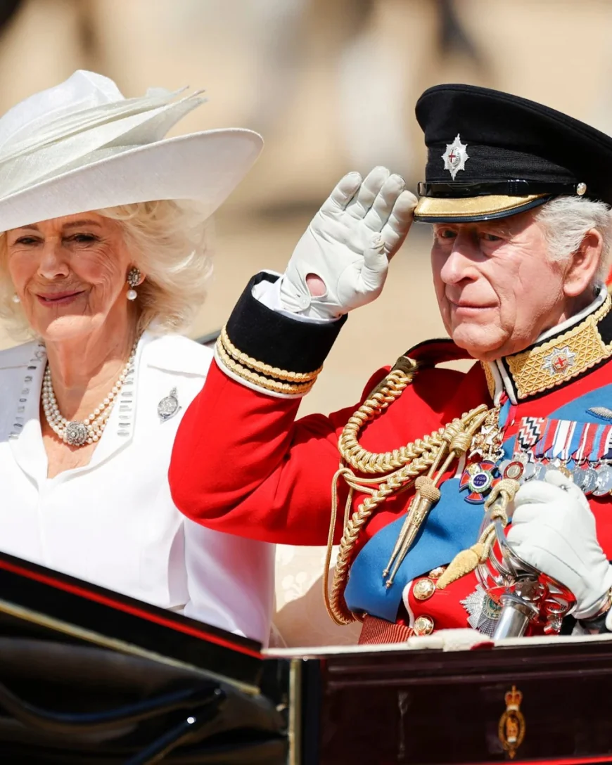 Regele Charles și regina Camilla, aclamați de mii de oameni la Trooping the Colour. Membrii Familiei Regale poartă brățări negre