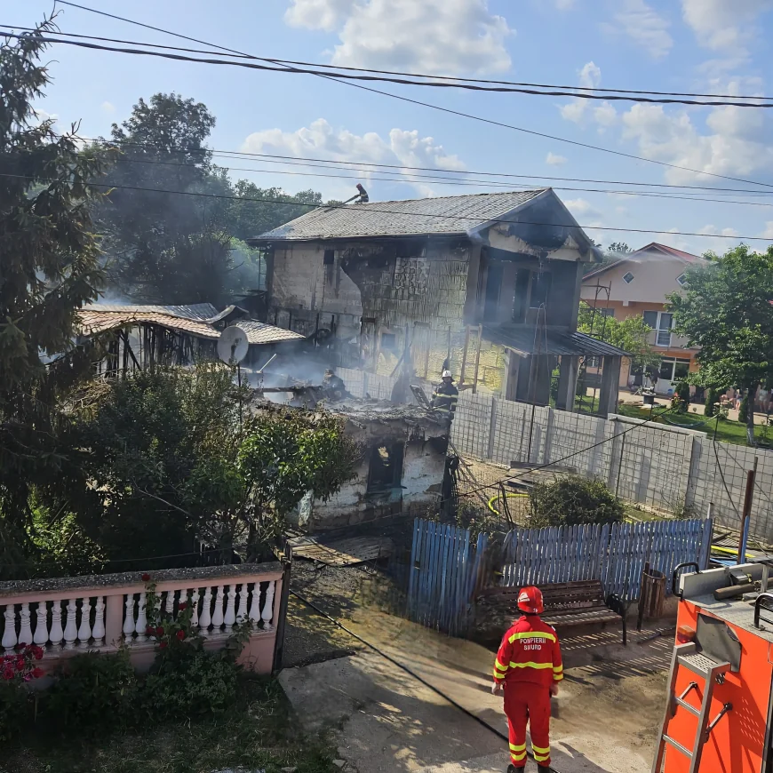 Trei case au ars în Giurgiu. Incendiul, provocat de un scurtcircuit. O persoană a fost dusă la spital