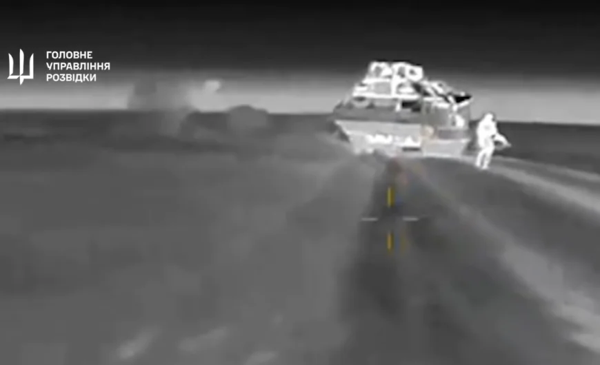 Momentul în care o dronă ucraineană evită o rachetă antiaeriană inamică, apoi se duce către țintă
