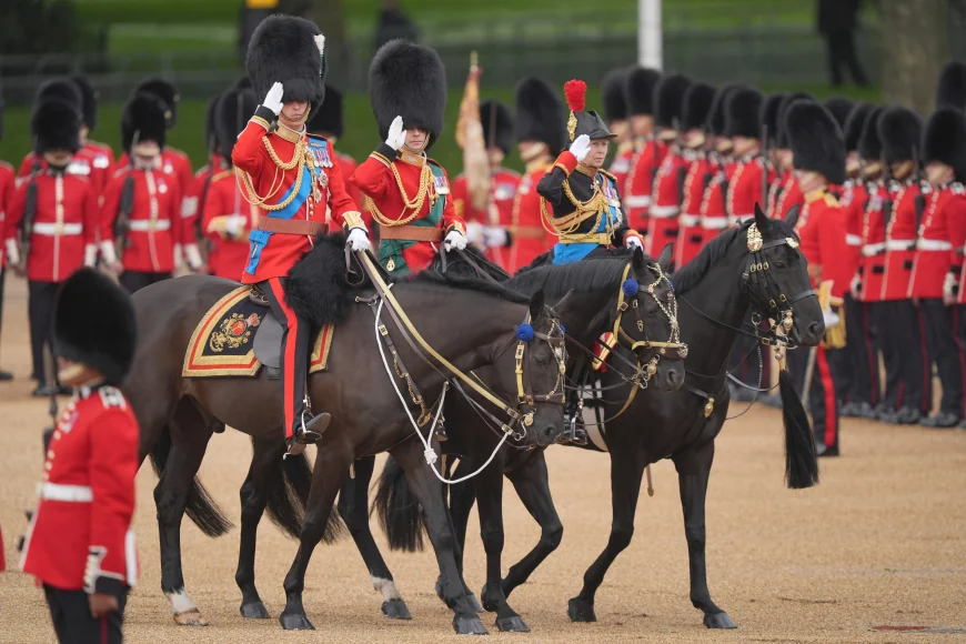 Urale de ziua Regelui. Charles al III-lea și soția sa au fost aclamați de mii de oameni la ceremonia Trooping the Colour