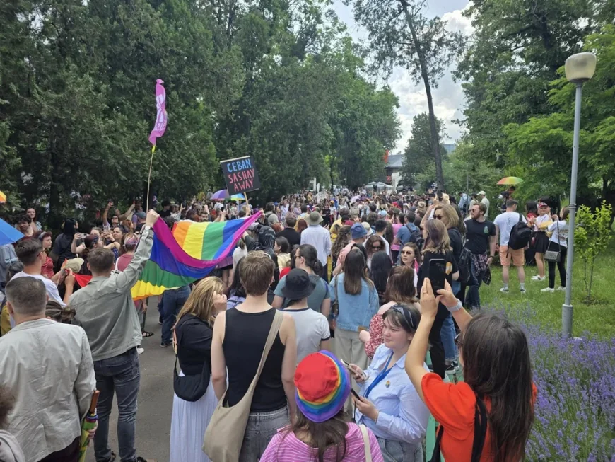 Violențe provocate de preoți și credincioși la marșul Pride de la Chișinău. Au încercat să spargă cordonul poliţiei