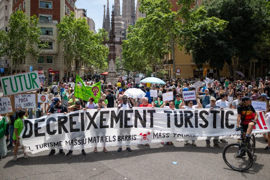 Proteste inedite împotriva turismului în mai multe destinații populare din Europa, în aceeași zi