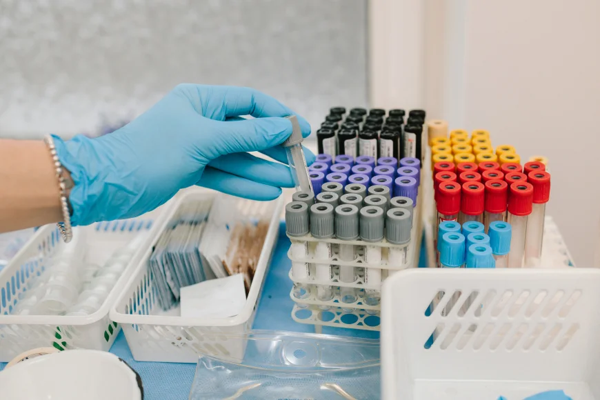 Descoperire majoră: Cercetătorii au detectat semnele cancerului în sânge cu trei ani înainte de diagnostic