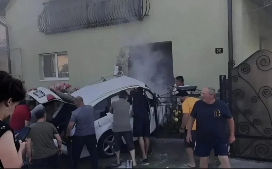 Momentul groaznic în care mașina condusă de un tânăr de 18 ani se izbește de o casă. Șoferul a murit pe loc