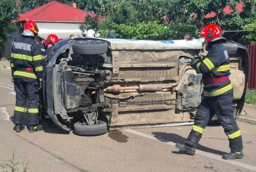 Accident grav în Botoșani: un autoturism s-a răsturnat în urma impactului. Trei copii și două femei au ajuns la spital