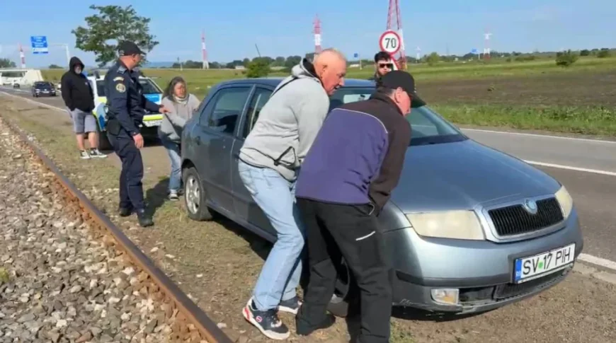 Tren blocat de o mașină parcată lângă calea ferată. Cum au reacționat călătorii, sătui să aștepte