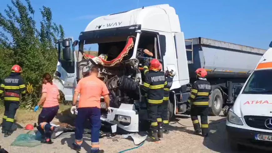 Culmea ghinionului. Două tiruri ale aceleiași companii s-au ciocnit violent, un șofer a rămas încarcerat