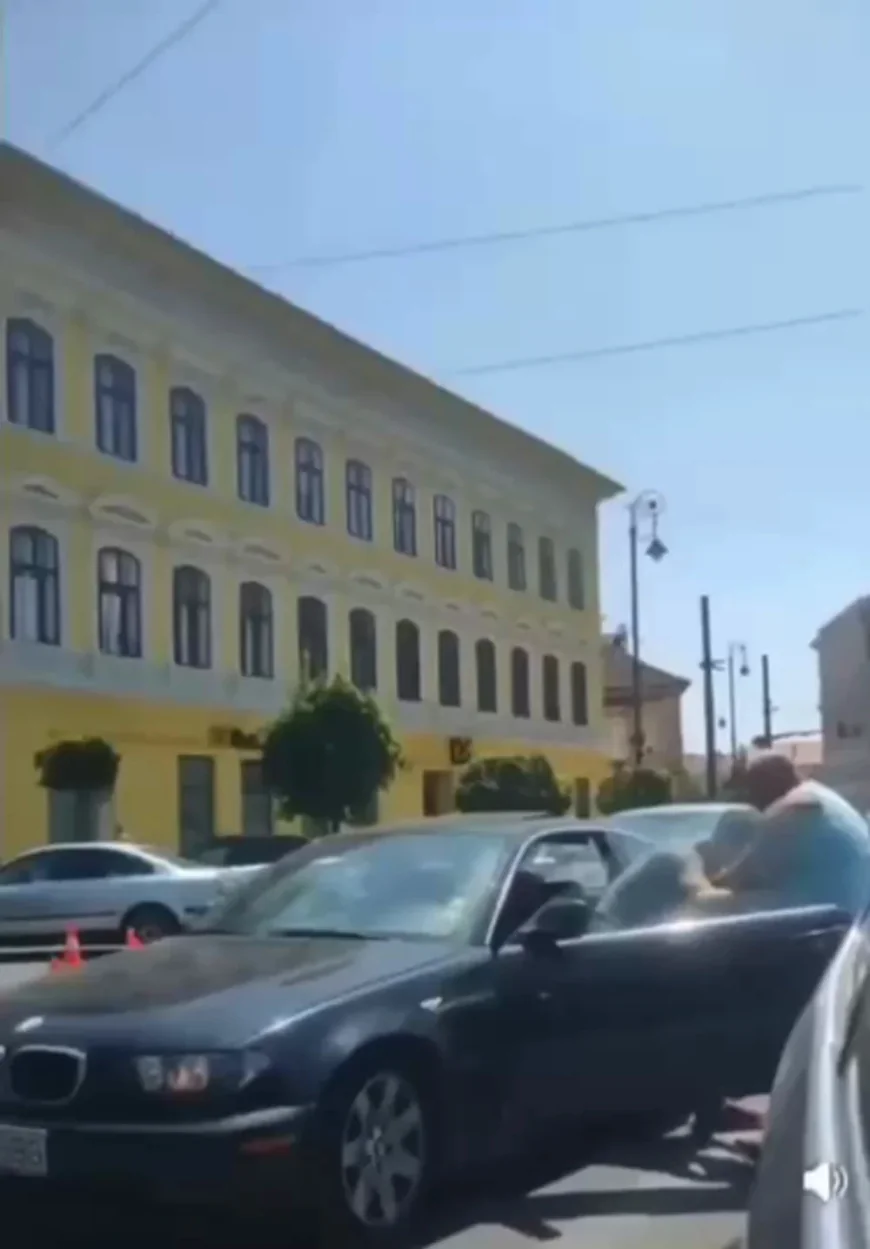 Bătaie în trafic la Arad: un bărbat de 55 de ani a fost reținut după ce a agresat un tânăr șofer. Momentul a fost filmat