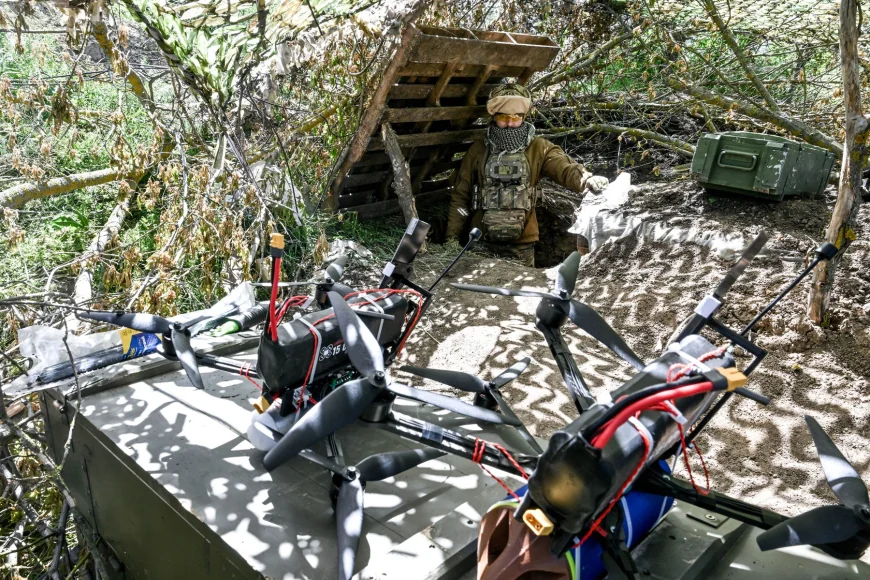 Soldații ucraneni apelează la o soluție „low-tech” pentru a doborî cele mai periculoase drone ale rușilor: „Vine spre tine și nu o poți bruia”