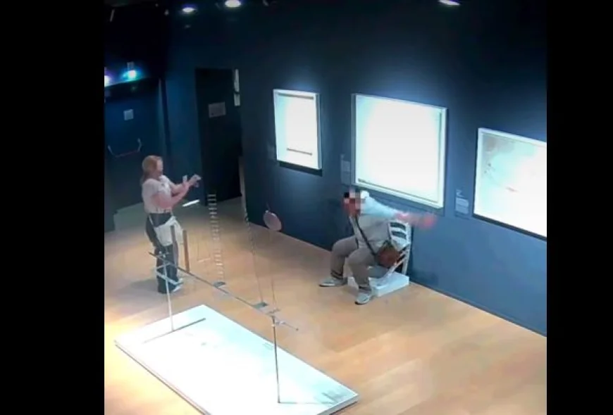 VIDEO „Coşmarul oricărui muzeu”: Momentul în care un turist se aşază pe o operă de artă la Verona şi o distruge