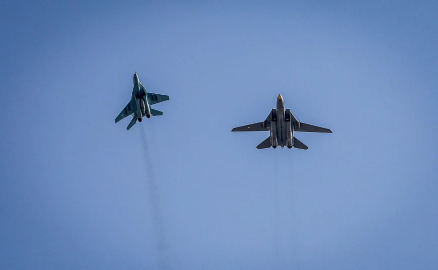 VIDEO Bombardament din dronă: Două avioane de vânătoare F-14 Tomcat ale Iranului, distruse pe aeroportul din Teheran, anunță armata israeliană