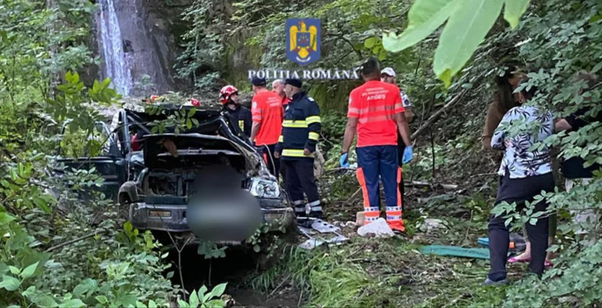 Mașină prăbușită într-o râpă pe Transfăgărășan. Un bărbat a murit, iar fiul său este în stare gravă. Cum s-a produs accidentul