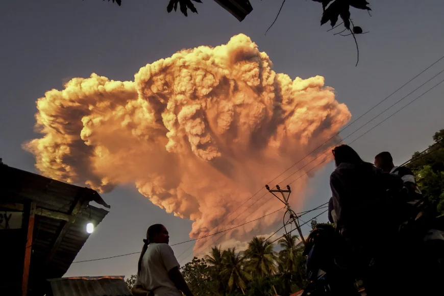 VIDEO Erupție spectaculoasă în țara cu 120 de vulcani activi. Norii de cenușă se ridică la 10.000 de metri