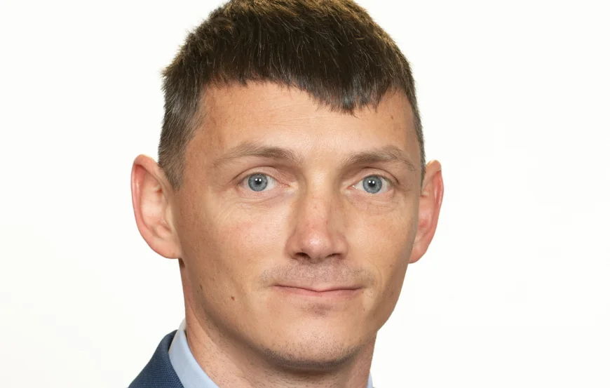 Senatorul care susține că a făcut facultatea la un site de matrimoniale a fost condamnat pentru conducere cu permisul suspendat