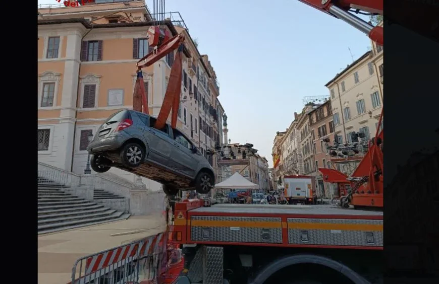 Incident ciudat la Roma: Un bătrân de 80 de ani a rămas blocat cu mașina pe celebrele Trepte Spaniole
