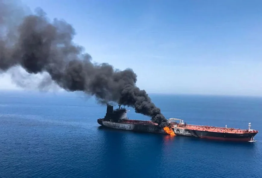 Incident naval în apropiere de Strâmtoarea Ormuz: două petroliere au luat foc în urma unei coliziuni. Pericol latent într-un punct strategic al comerțului global