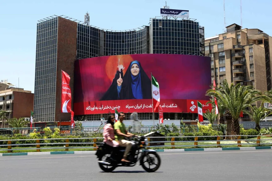 O portavoce a regimului, prezentatoarea televiziunii iraniene bombardate de Israel e transformată acum într-un simbol național al rezistenței
