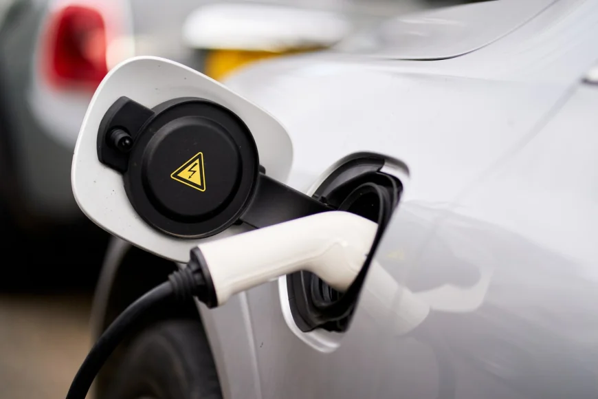 SONDAJ: Europenii refuză tot mai mult mașinile electrice, dar principalul motiv nu este autonomia