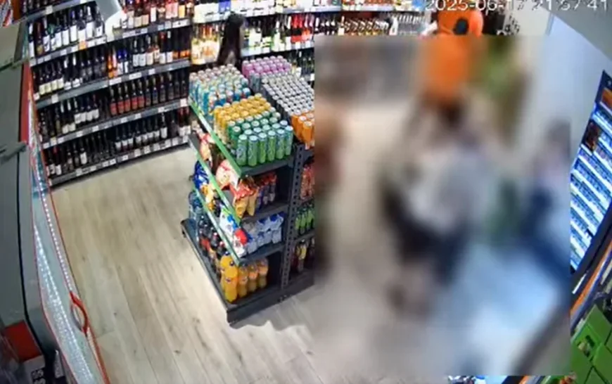 Scene șocante într-un magazin din Ploiești: Femeie bătută cu sălbăticie de fostul soț, sub privirile clienților. Nimeni nu a intervenit