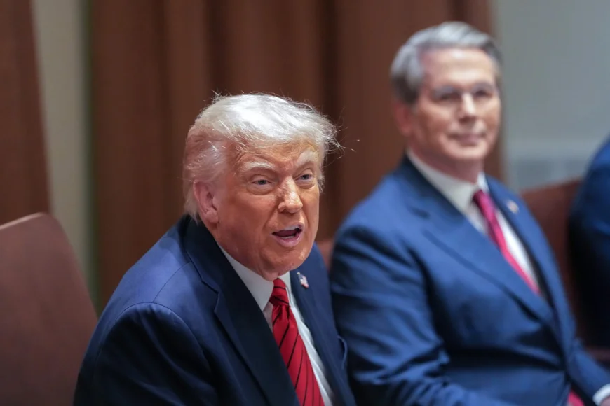 Șeful băncii centrale a SUA îl sfidează din nou pe Trump și avertizează americanii să se pregătească pentru inflație: „Cineva trebuie să plătească pentru taxele vamale”. Reacție imediată a președintelui