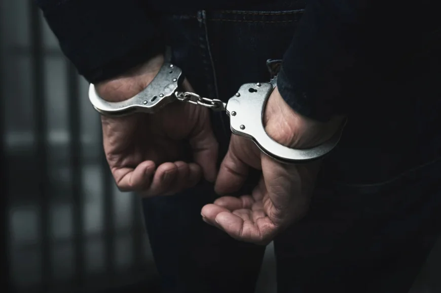 Un bărbat a încercat să violeze o femeie pe o stradă din Craiova. Agresorul a fost reținut