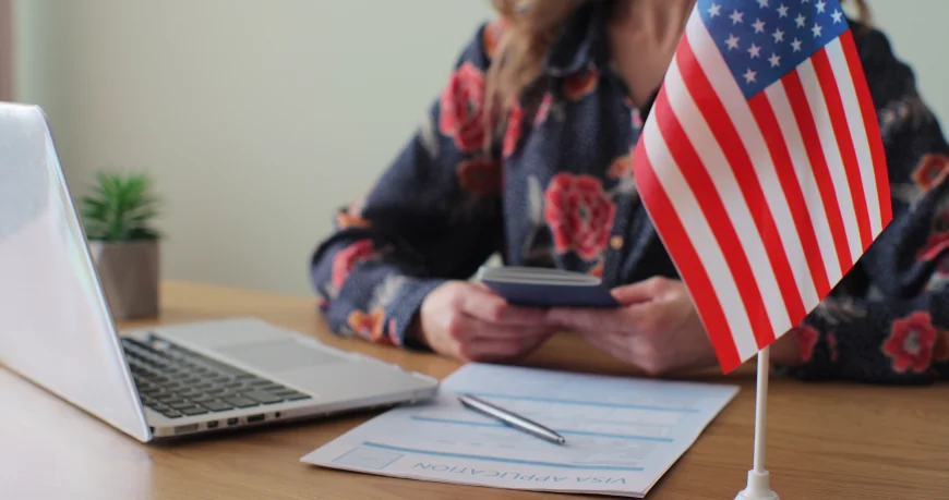 SUA impun studenților străini să își facă publice conturile de social media. Ce urmăresc diplomații americani