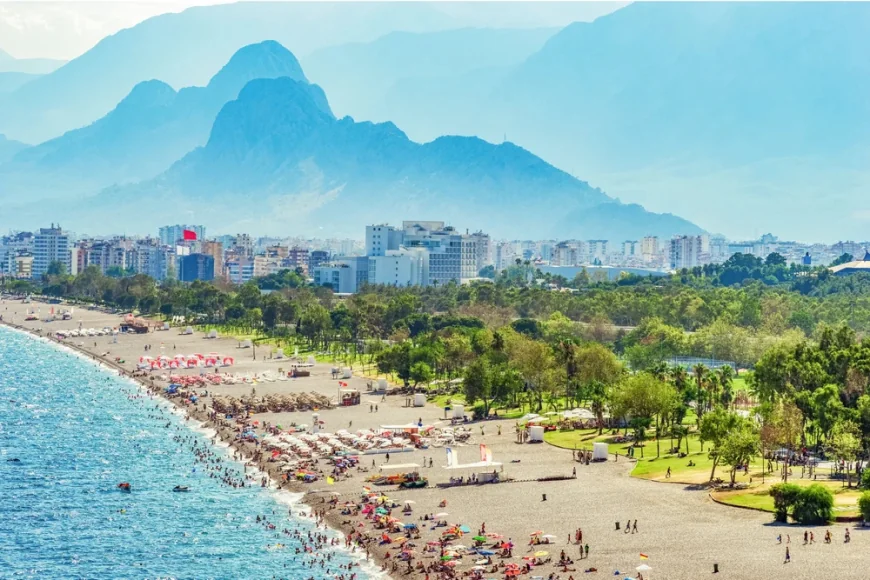 Paradisul turcesc cu cele mai multe plaje curate din lume. De ce românii aleg stațiunea an de an