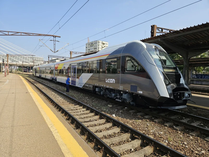 FOTO Cum arată trenul diesel fabricat la Pașcani. A fost prezentat oficial joi, la peste 10 ani de la începerea construcției