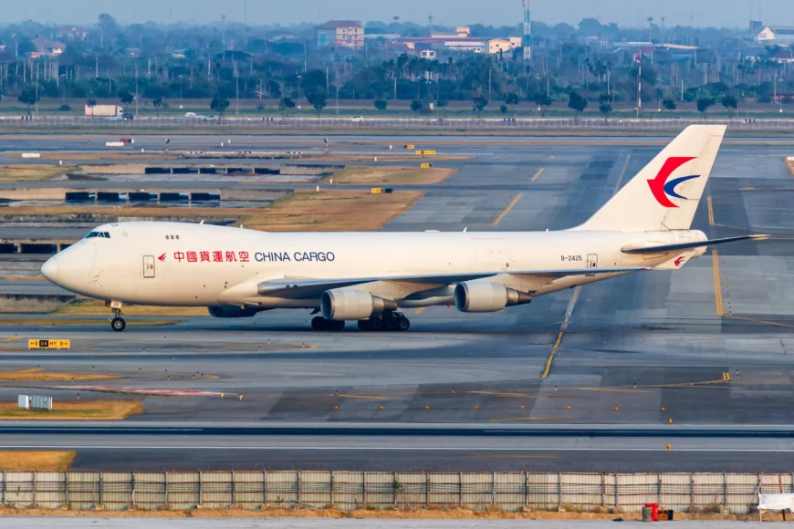3 avioane misterioase au decolat din China, dar nu au zburat deloc spre destinația declarată. Apoi au dispărut de pe radar când s-au apropiat de Iran