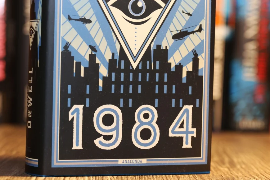 Cele mai furate cărți în Rusia sunt romanul „1984” de George Orwell și Constituția