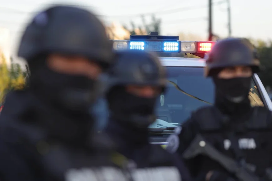 Polițiști suspectați de mită și trafic de influență. Patru percheziții în județele Vaslui și Constanța: un agent a fost reținut