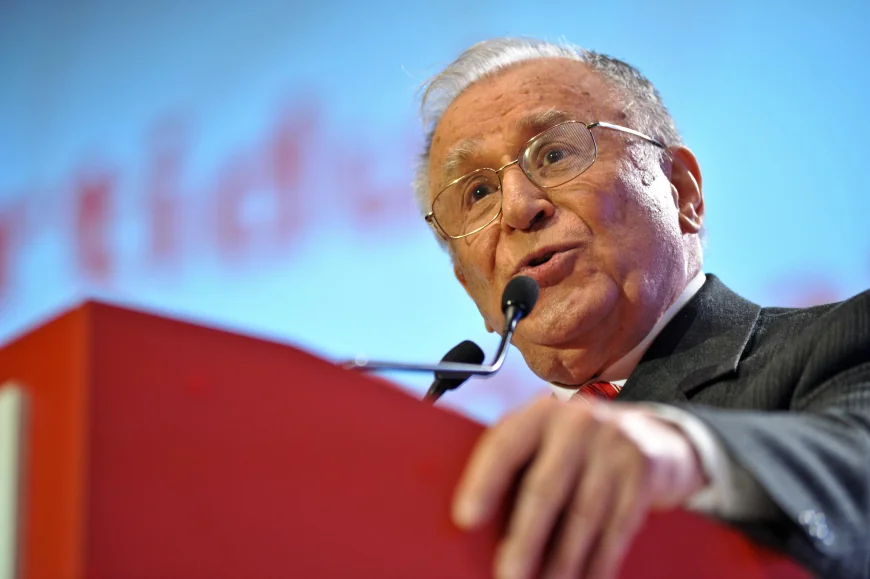 Ion Iliescu este "conştient, stabil cardiac, cu asistare minimă respiratorie". Rămâne internat la ATI