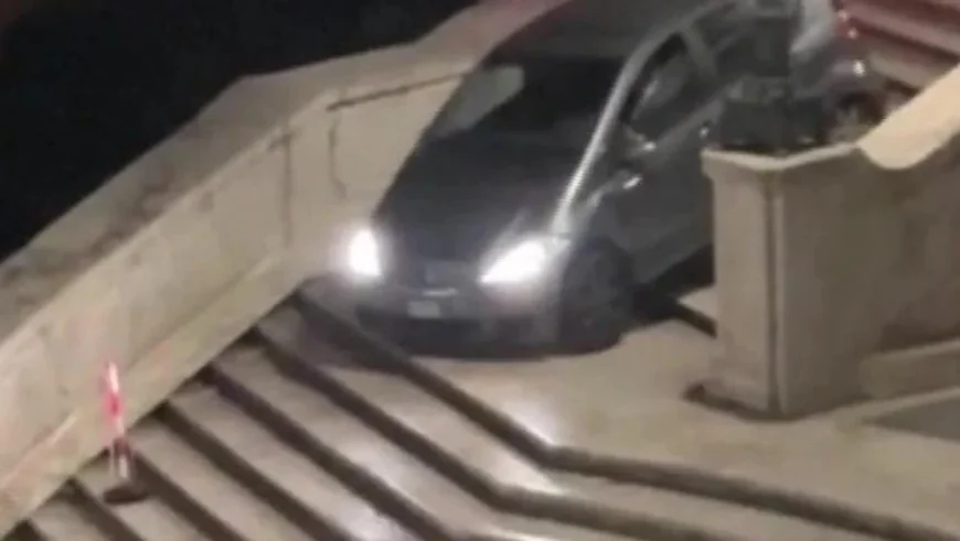 Un bărbat de 81 de ani a intrat cu mașina pe emblematicele Trepte Spaniole din Roma. Ce explicație le-a dat polițiștilor