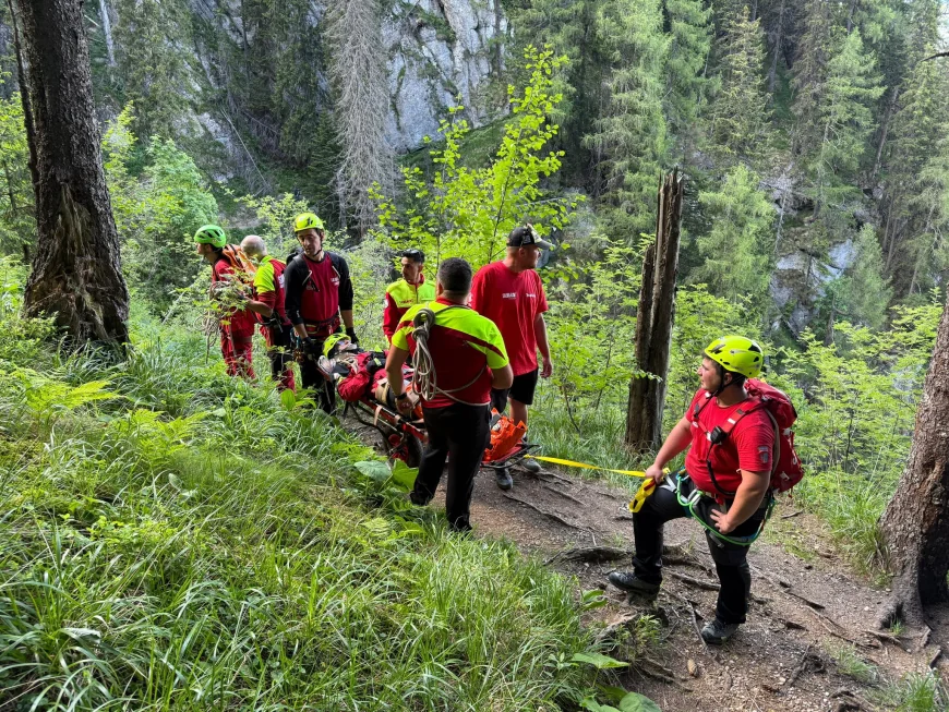 Salvamontiștii au ajutat o tânără accidentată la un picior pe un traseu din Bucegi. Un alt turist, blocat în Făgăraș, a fost recuperat