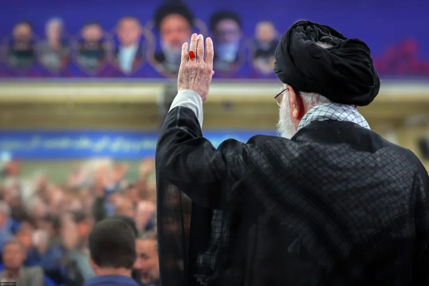 Din buncărul în care se adăpostește, ayatollahul Khamenei al Iranului și-a stabilit potențialii succesori