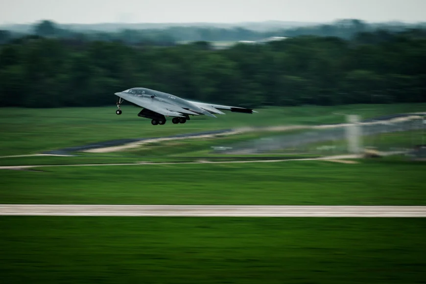 Ce este bombardierul B-2 Spirit al SUA, aeronava de 2 miliarde de dolari care poate zbura nevăzută în jurul lumii