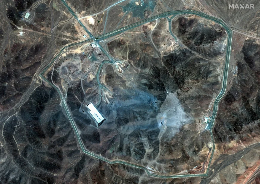 FOTO Primele imagini din satelit cu efectele loviturilor de la Fordow. Bombele americane au produs surpări ale terenului