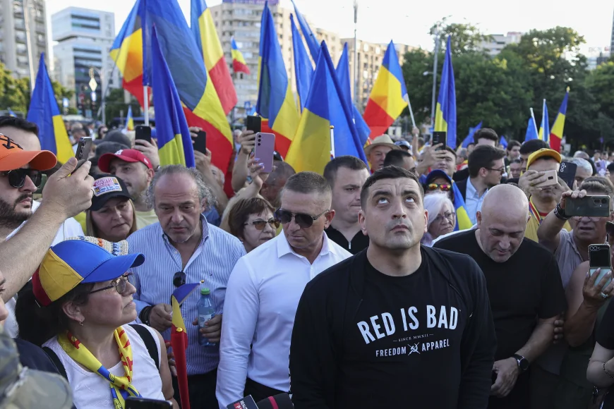Câteva sute de persoane și George Simion au protestat în Piața Victoriei împotriva „austerității”. Manifestații AUR și în alte orașe