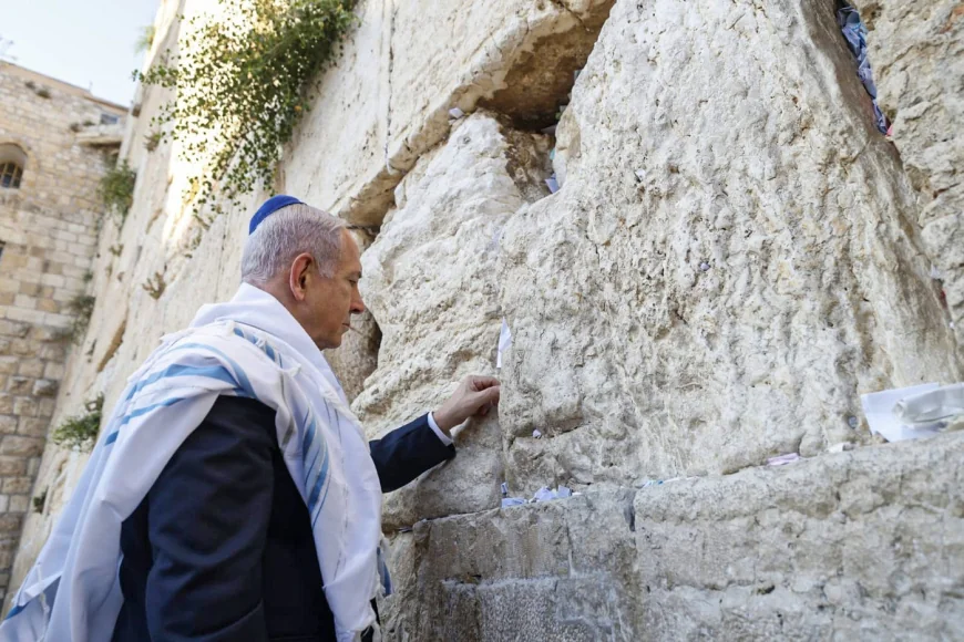 VIDEO „Dumnezeu să-l binecuvânteze”. Netanyahu se roagă pentru Trump la Zidul Plângerii, după ce SUA au atacat Iranul