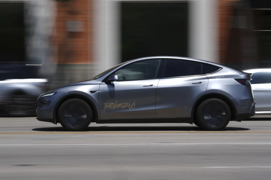 Tesla a lansat primul său serviciu de taxi-uri care se conduc singure