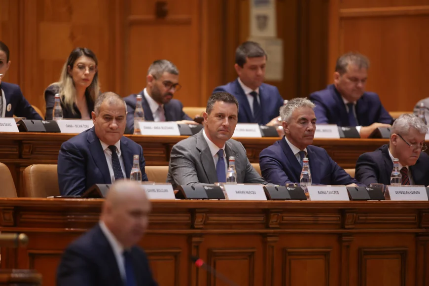 Noul Guvern, învestit de Parlament. Cabinetul Bolojan a obținut 301 voturi pentru și 9 împotrivă. AUR a părăsit sala înaintea votului
