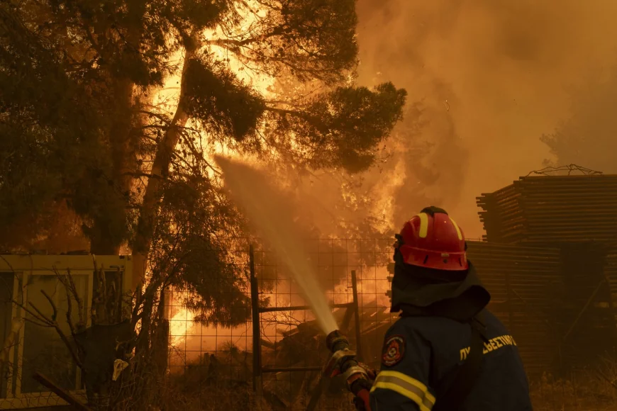 Stare de urgență pe insula grecească Chios din cauza incendiilor de vegetație. Localități evacuate, peste 200 de pompieri mobilizați