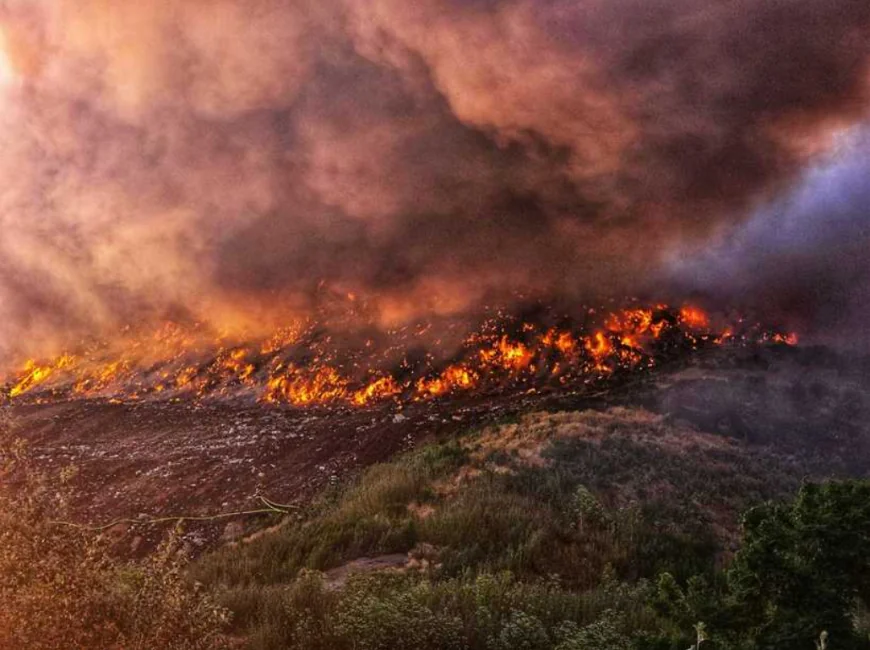 Incendiu de proporții la o groapă de deșeuri din Dâmbovița: a fost emis mesaj Ro-Alert. Intervenție dificilă a pompierilor