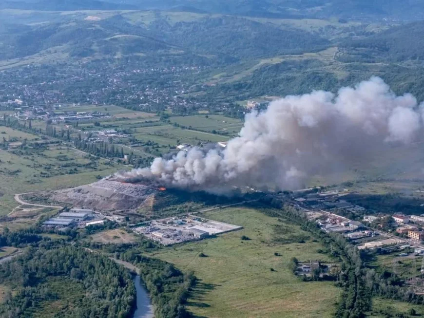 Incendiu la groapa de gunoi de la Aninoasa, judeţul Dâmboviţa. Fumul a ajuns până la Târgovişte
