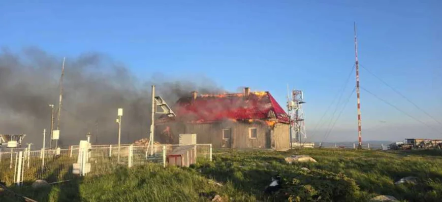Incendiu pe Vârful Vlădeasa: cabana și stația meteo, cuprinse de flăcări. Pompierii încearcă să protejeze rezervorul de combustibil