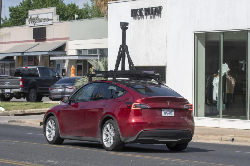 Lansare cu probleme a mașinilor Robotaxi ale Tesla în SUA. Autoritățile investighează depășiri de viteză și viraje neregulamentare