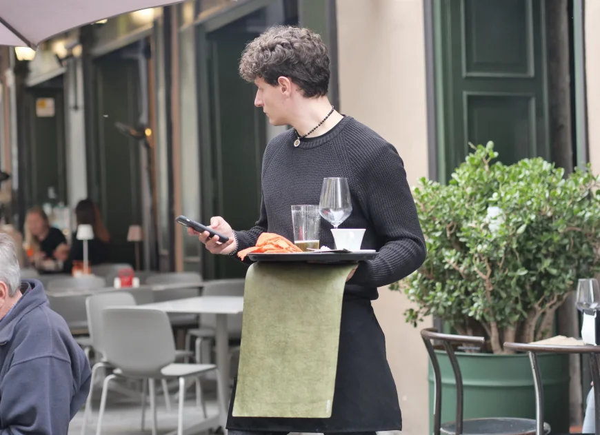 Românii și-au rărit mesele luate în oraș: afacerile restaurantelor au scăzut cu peste 8% în primele 4 luni