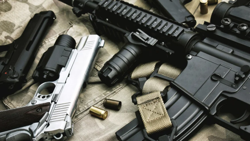 Percheziţii la persoane care ar fi deţinut ilegal muniție și arme de foc militare. Este vizată și o firmă