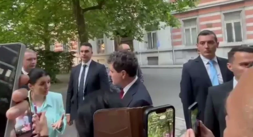 Nicușor Dan, luat la întrebări de un grup de români, la Bruxelles. Ce voiau să știe și cum a reacționat președintele